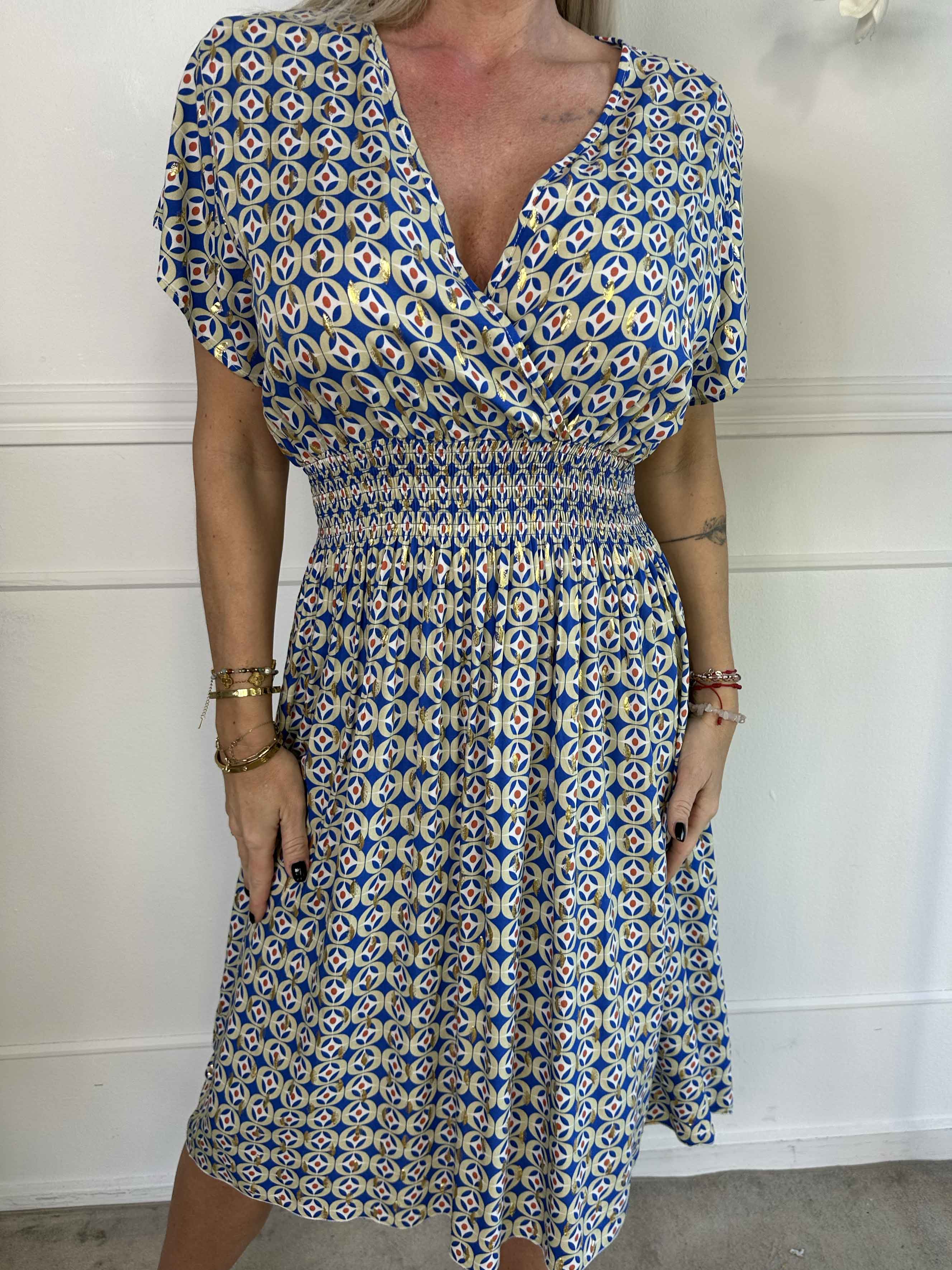 Sadie - Sød mønstret kjole i viskose med guld detaljer